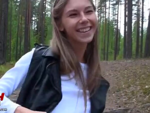 Девушка дразнит своего парня на улице голыми сиськами