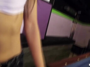 Кончил красивой официантке на лицо