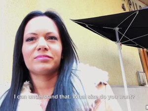 Потрясная брюнетка посасывает ритмично член парня