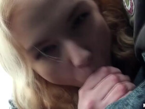 Милая блондиночка кайфует с парнем в салоне машины