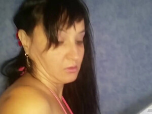 Зрелая мамочка соблазняет сына подруги у себя дома