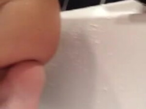 Девушка трахает страпоном свою киску в джакузи