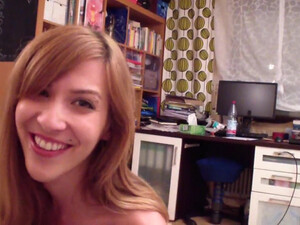 Розовая киска молоденькой принимает член мужика в библиотеке