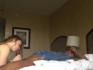 Негр трахает длинноволосую подружку в позе наездницы перед камерой