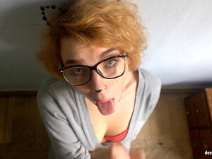 Рыжая в очках потрясающее делает минет