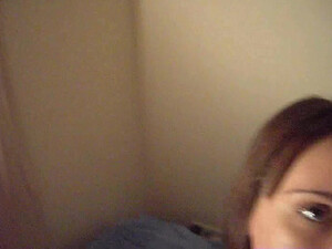 Девушка делает красиво минет парню при свечах