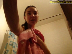 Любительское подглядывание за голой брюнеткой в душе