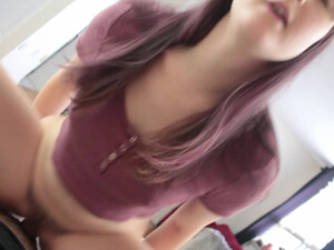 Девка сосет парню в любительском порно