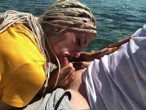 Губатая телка с дредами отсосала член любовника плавая с ним в лодке